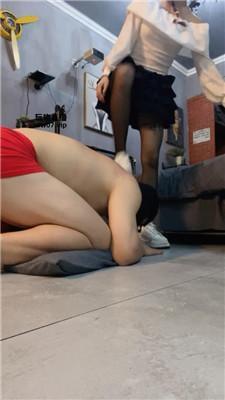 【沐沐】小白鞋黑丝踩虐贱奴 bf52549