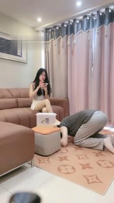 【调教视频】【嘉妮】骑马转胯/肉丝脏鞋踩狗/晨尿圣水盛宴