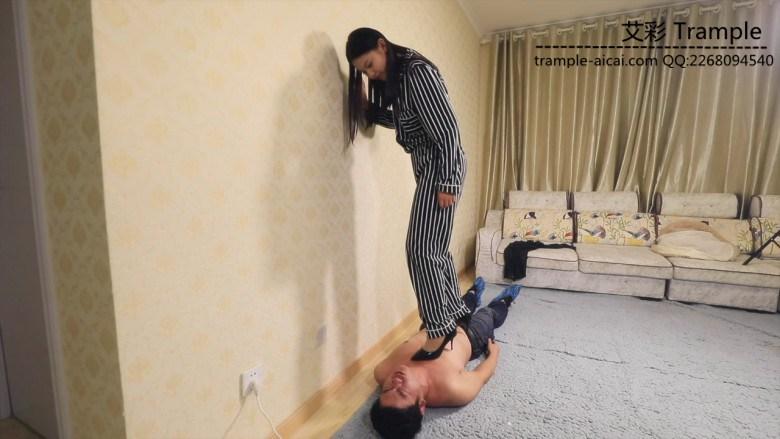 凶狠暴力高跟踩踏
