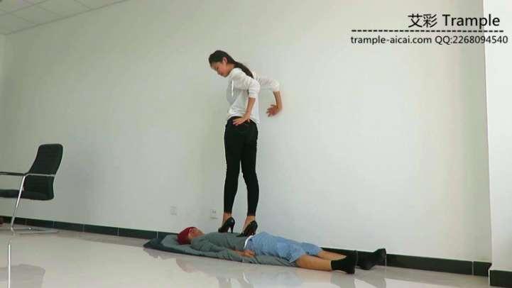 瑶主与闺蜜高跟鞋靴全力践踏脚下贱狗！