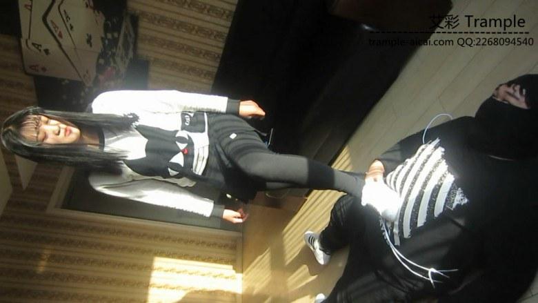 剧情美女休闲板鞋羞辱踩踏偷鞋贼