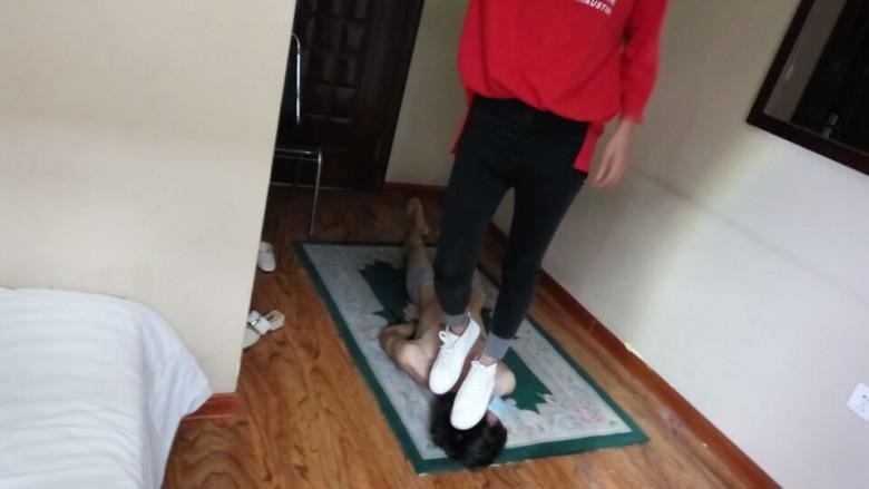 真实暴力耳光休克踩踏舔脏鞋《鸽宝原创》