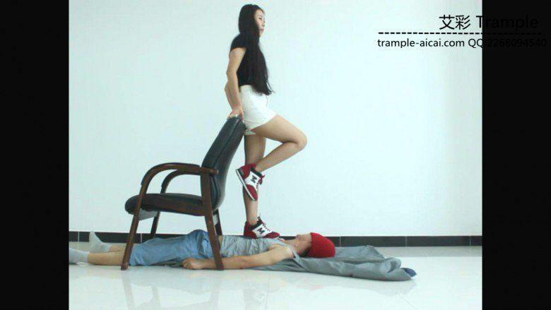 天依女主脚下的运动人体垫！