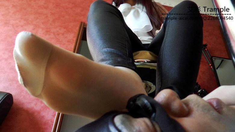 【冰时代】天然呆女神乐乐短肉丝踩脸