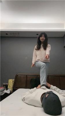 【猴歌】腿绞牛仔裤坐脸/白袜脚踩 bf50401