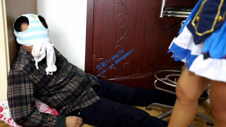 【奕潇】脚尖跳踩强迫舔内裤的污渍