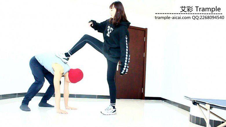 00后天使女主踢裆钻跨暴打羞辱贱狗！