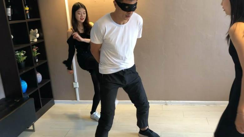 美女职员惩治猥琐领导