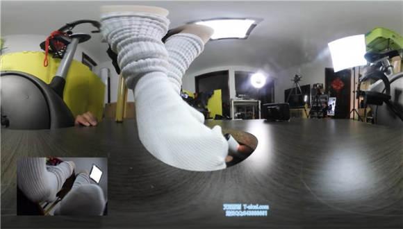 VR琳S人脸地板上 鞋子臭袜子踩脸窒息舔鞋底靴跟插嘴 VR琳S人脸地板上 鞋子臭袜子踩脸窒息舔鞋底靴跟插嘴