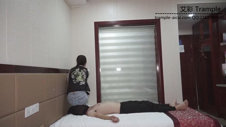 院校细巧娇小型美女的初次踩踏