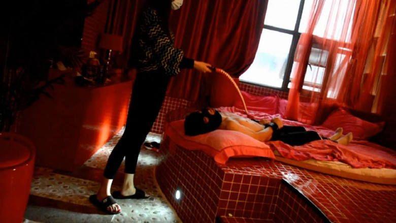 『奴隶岛』—萱萱S坐脸调教、鞭子抽打