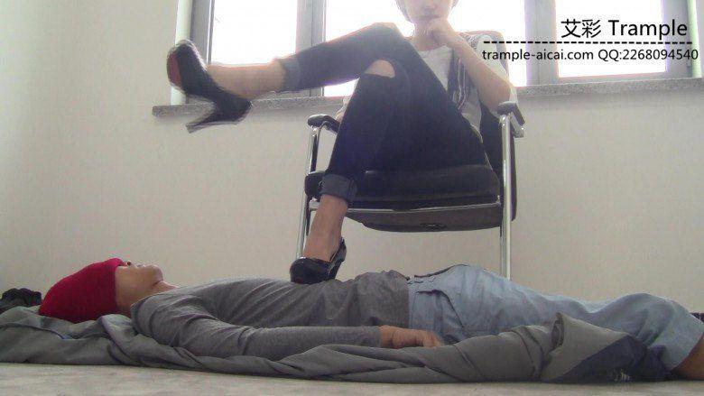 冰冰女主黑高跟羞辱脚踏垫！