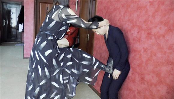 【冰时代】超模女巨人残忍踩踏压杀1米60小M