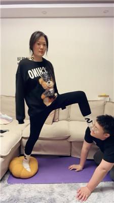 【埋汰】健身超臭白袜踩教练【上】 bf49808