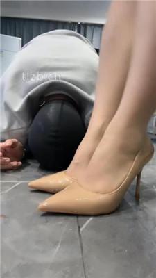 【辣姐】高跟肉丝脚脚垫/踩踏喂食/下跪伺候