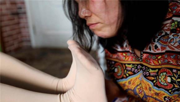 【冰时代】50岁老母狗惨遭年轻嫩模凌辱脚虐