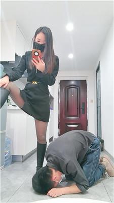 【鱼主】长靴黑丝踩虐羞辱-赏赐圣水 JS250210-1