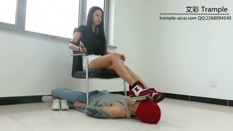 超极品漂亮老师天依女主运动鞋践踏全脸各种调笑！