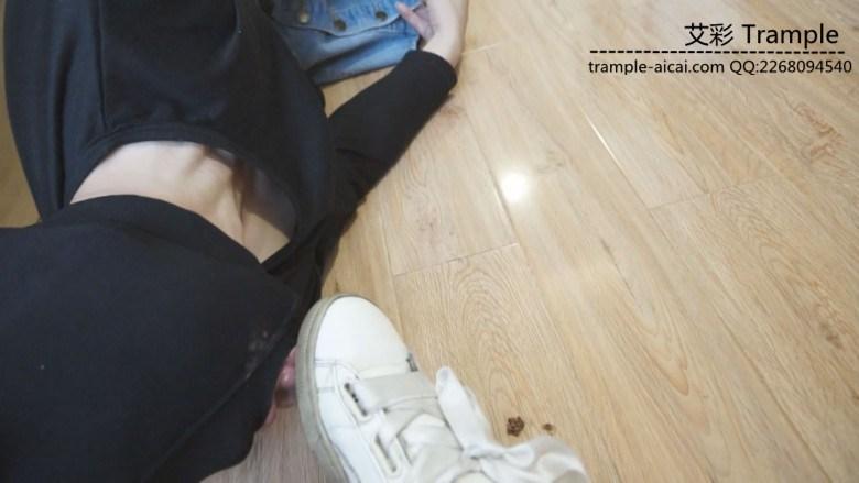 瑶瑶学生主调教狗奴舔脏鞋