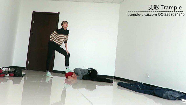 00天使女帆布鞋踢裆踩头羞辱！