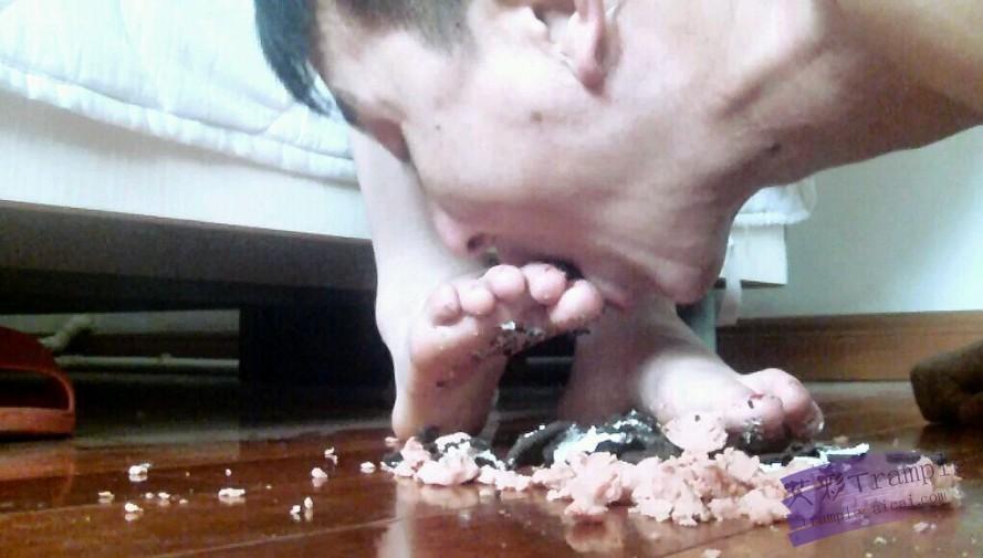 傲柔奶奶踩踏香肠脚喂食贱狗