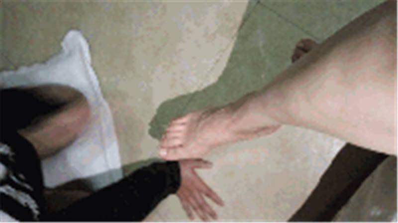 鸽宝S裸足插嘴深喉舔脚