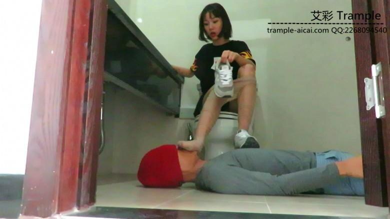 厕所里伺候00后天使的贱狗！