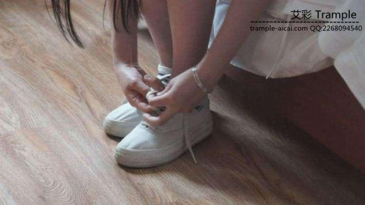 某工商大一两女学生帆布鞋的初次踩踏