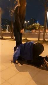 vivi-户外惊险遛狗过马路