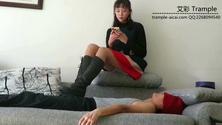 00后天使女主坐脸羞辱全体重踩踏贱狗！