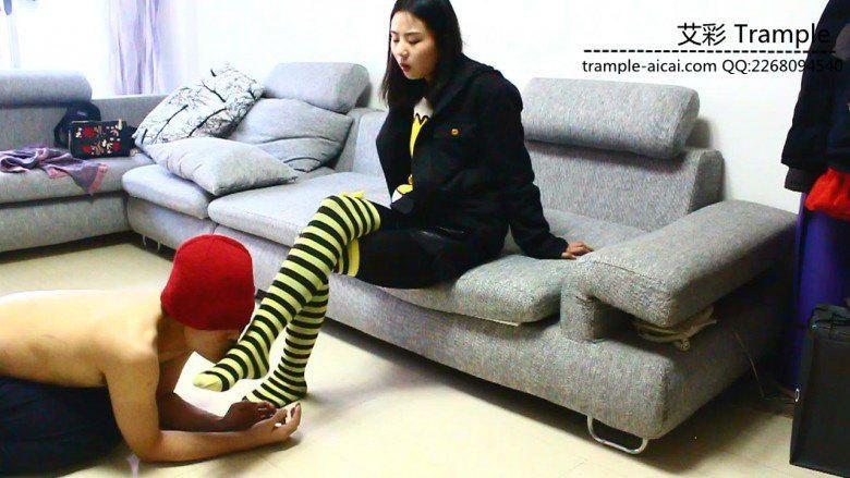 媛媛女主粗口羞辱贱狗跪舔丝袜！