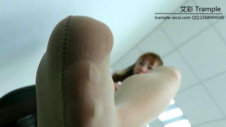 00后天使踩姐肉丝诱惑，闻舔蹦踩虐踩下面！