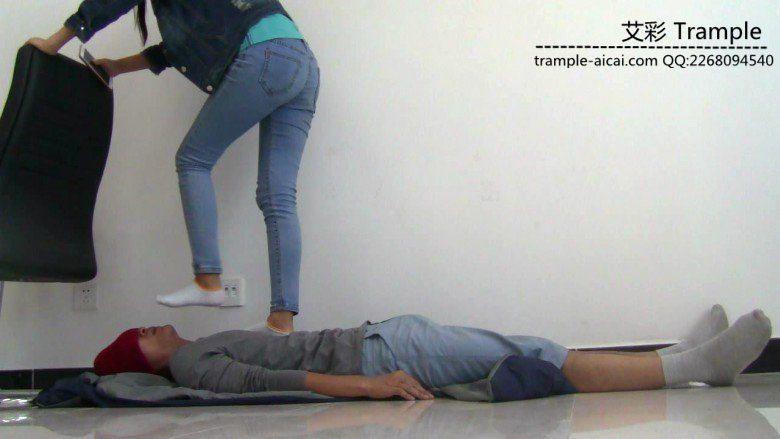 萌主棉袜+长靴虐踩贱狗下体及全身！