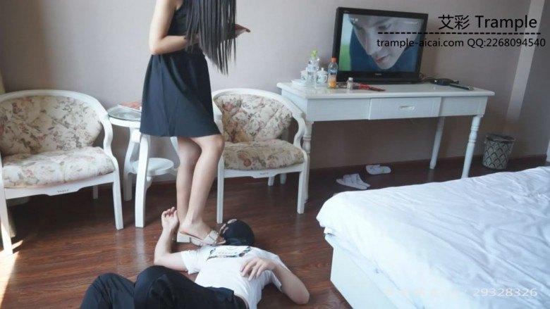 大二女生佳佳对狗奴的语言羞辱调教