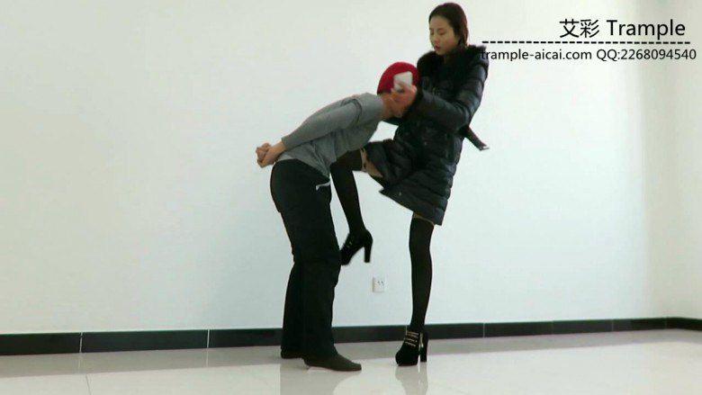 甜美媛媛女主高跟黑丝踢踹贱狗下体暴打贱狗！