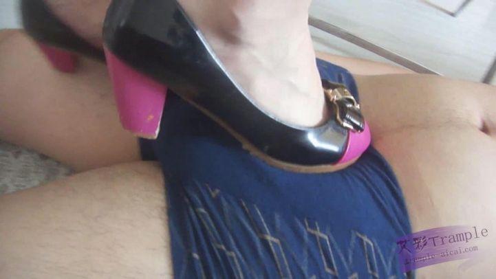 靓丽女S暴力踢打践踏调教废物狗