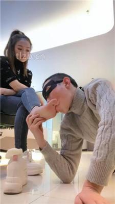 【魅儿】小白鞋碾压狗爪/白袜脚辱狗/胯下奴/裸足插嘴