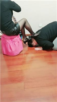 【美容院】素人技师首次玩SM调狗 JS250105-9