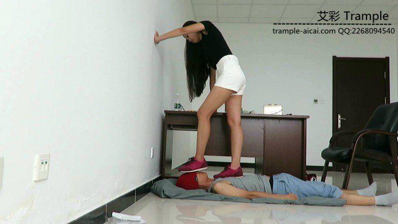 超漂亮老师天依女主运动鞋践踏贱狗头部身体！