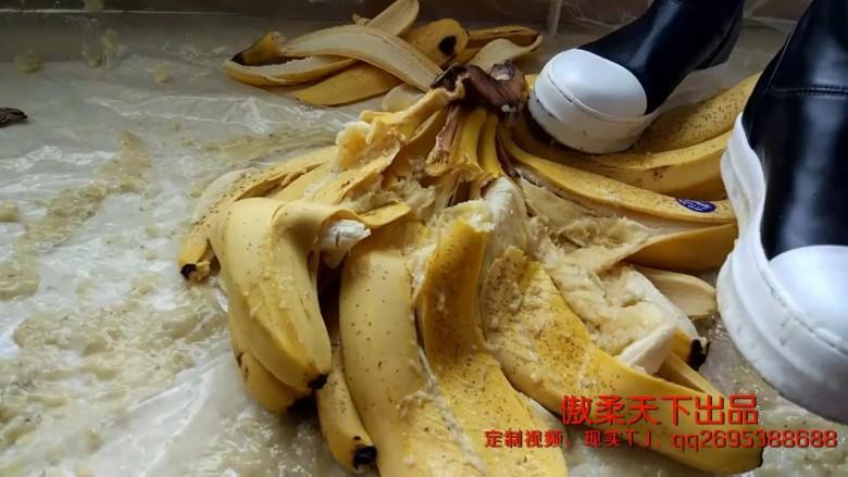 长筒帆布加高跟踩香蕉和西瓜