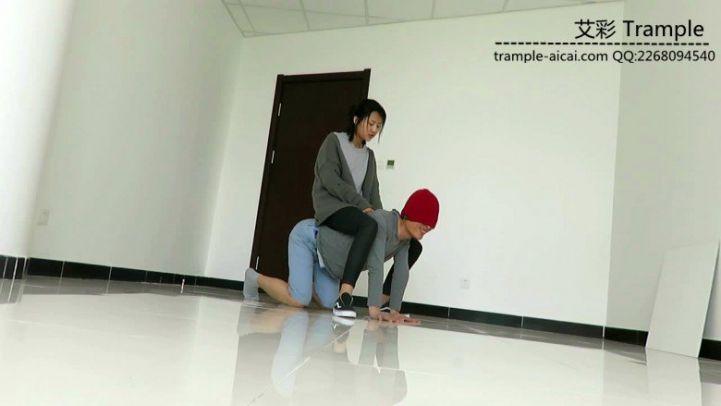 媛媛女主骑乘，踢裆、船袜踩脸！