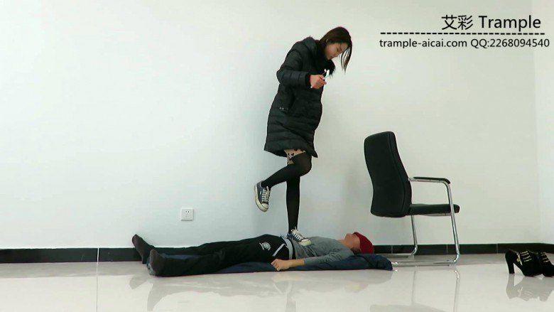 甜美媛媛女主帆布鞋蹦跳踩踏贱狗身体下体！