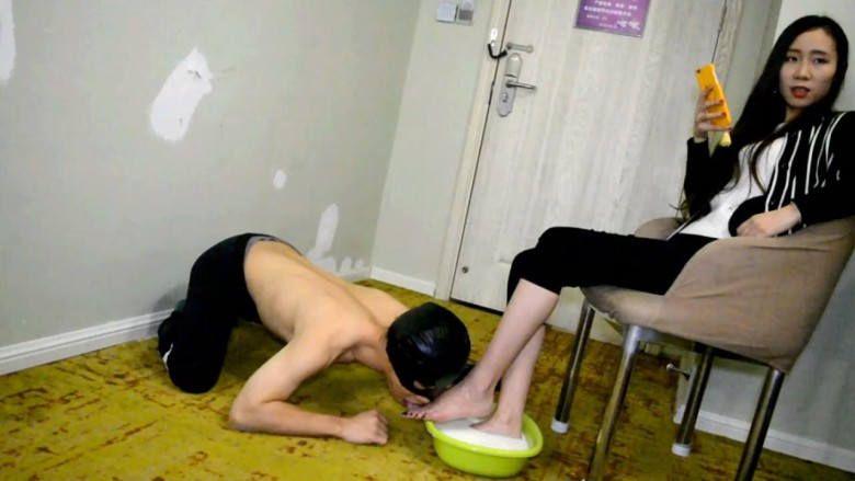 『奴隶岛』—萱萱牛奶舌浴、含牛奶插嘴深喉