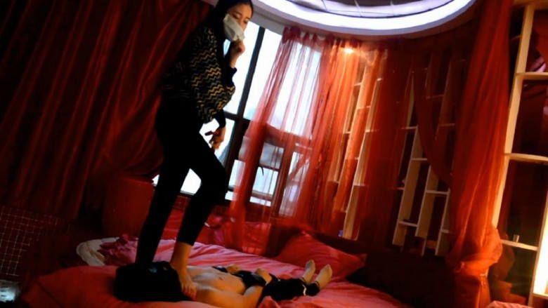 『奴隶岛』—萱萱S坐脸调教、鞭子抽打