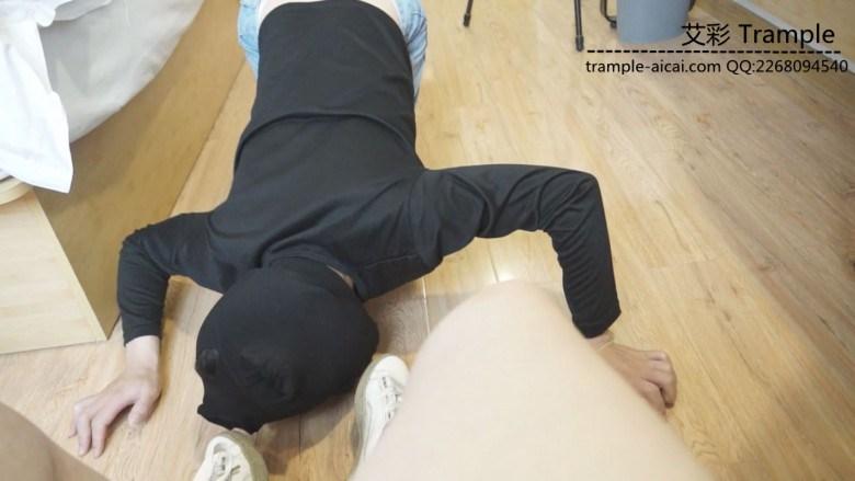 瑶瑶学生主调教狗奴舔脏鞋