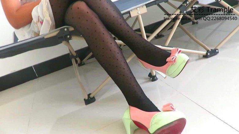 00后晓女主高跟插嘴踩虐人肉地毯鞋榻！