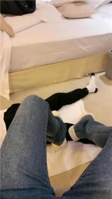 【小琪琪】小白鞋踩狗腿