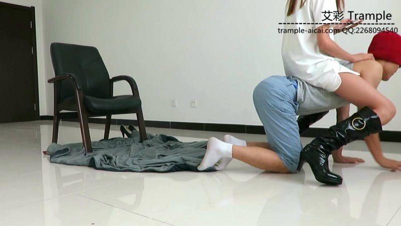 00后天使皮靴调教，舔靴底，骑乘，玩弄，全体重踩踏！