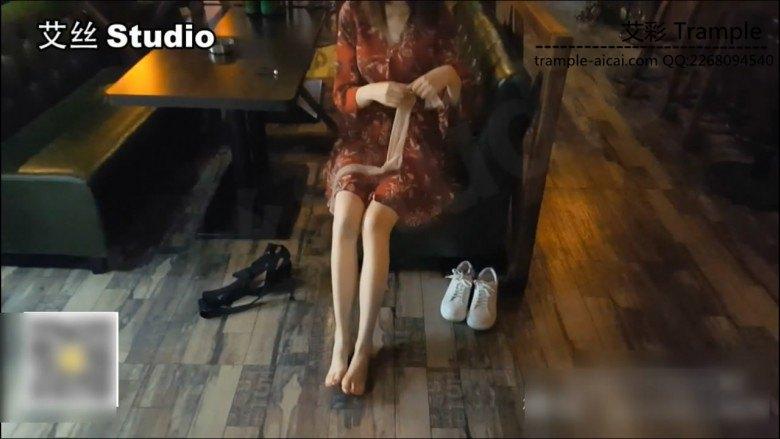 扶桑S酒吧一边秀足一边调教,语言非常有趣