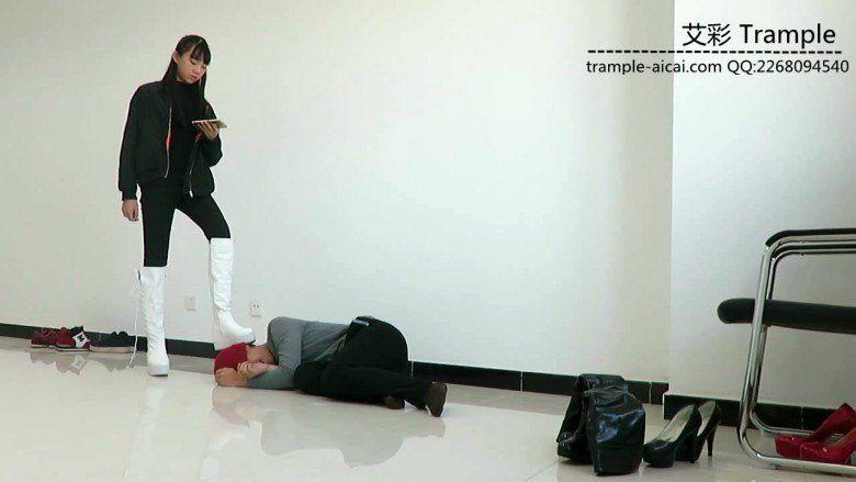 00后天使女主长靴踢蛋、膝顶肚腹下体！